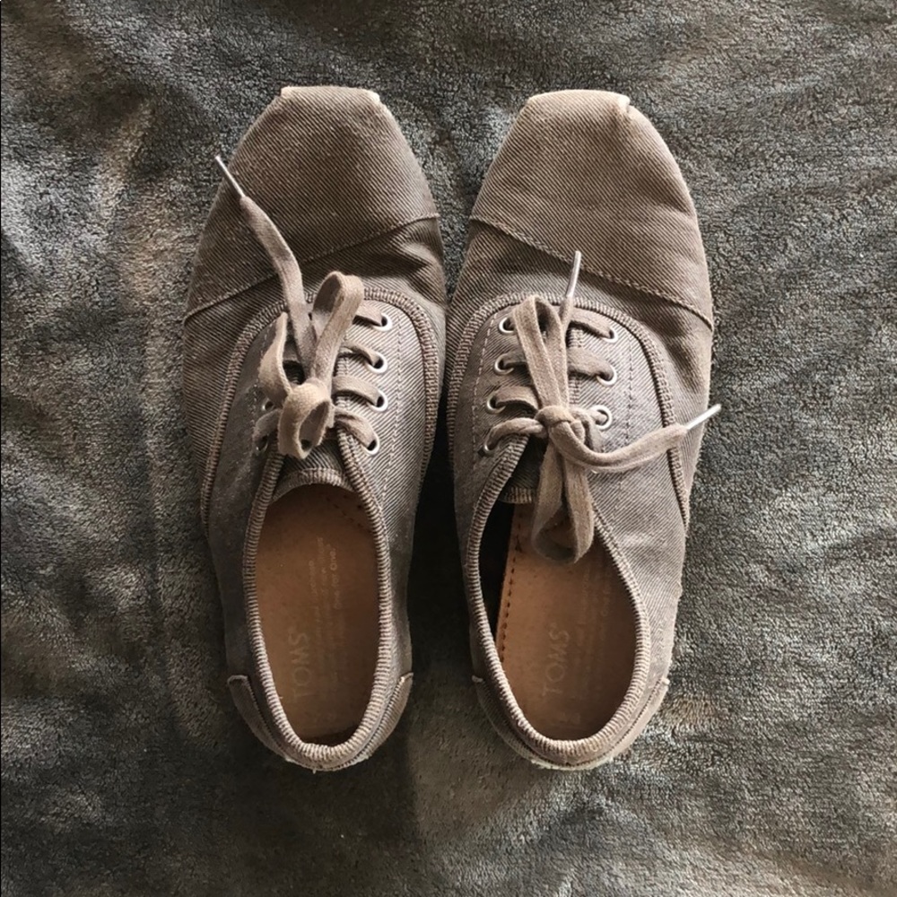 TOMS lace up shoes